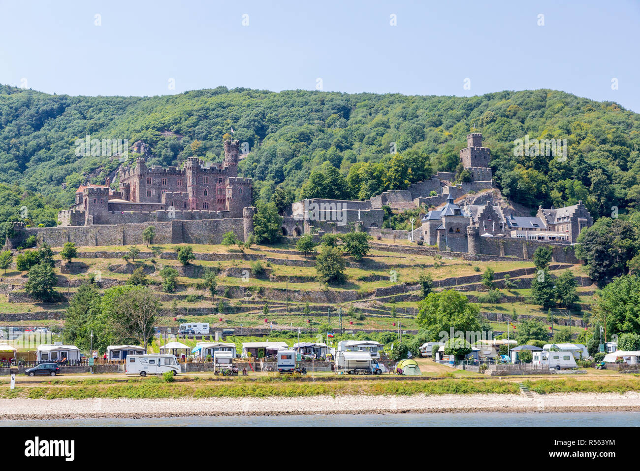 Rheintal, Deutschland. Reichenstein Burg, 13./14. Jahrhundert. Sommer Campground im Vordergrund. Stockfoto