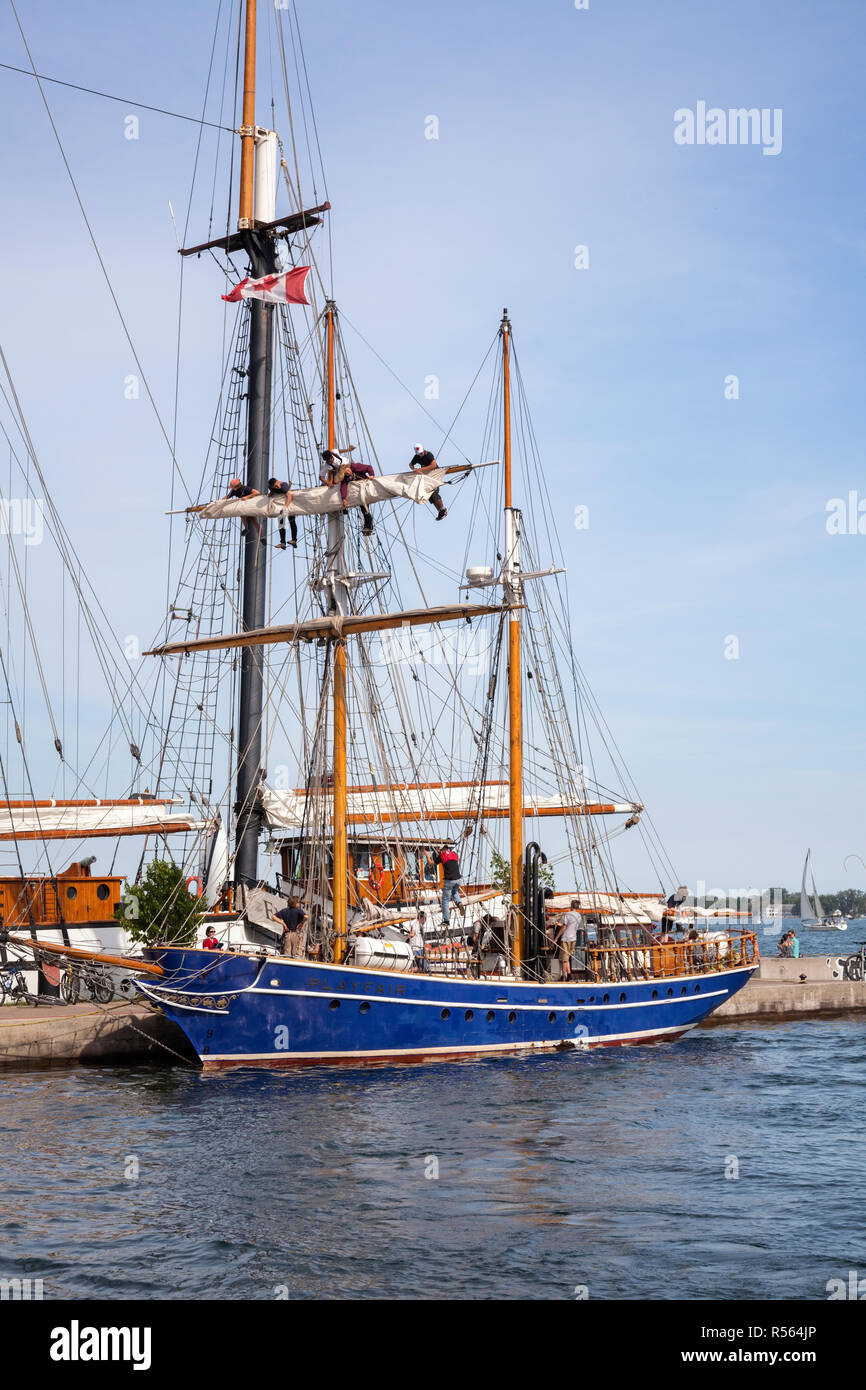 Besatzungsmitglieder zur Festsetzung der Segel des TS Playfair ist ein traditionell-manipulierten Brigantine training Schiff im Besitz von Toronto Brigantine Inc. Stadt Tor Stockfoto