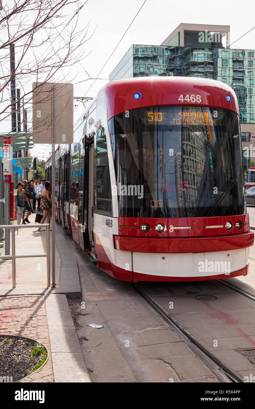 Ein Flexity Outlook Straßenbahn (Nummer 4468) Teil der Spadina line Der TTC (Toronto Transit Commission) läuft am Queens Quay W. Stadt Toront Stockfoto
