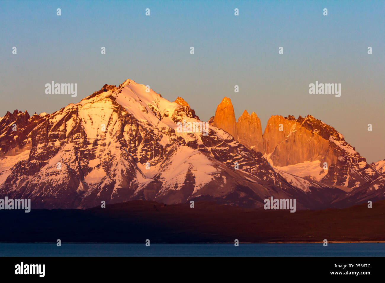 Sonnenaufgang über die Türme an der Torres del Paine Nationalpark in Patagonien, Chile, einer der besten touristischen Destinationen und Toll für Landschaften, Trekking. Stockfoto