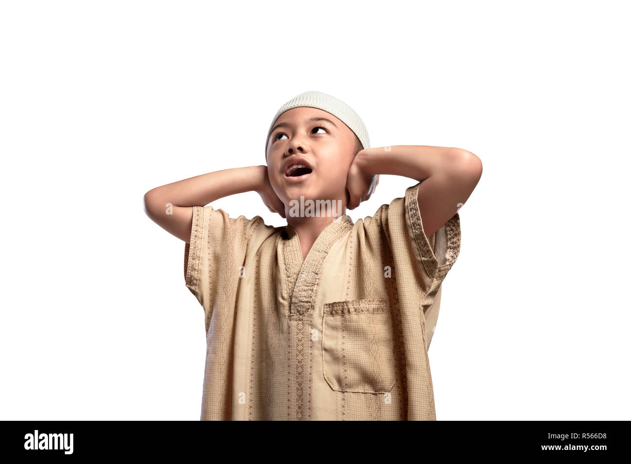 Wenig asiatischen muslimischer Junge in traditioneller Kleidung beten Stockfoto