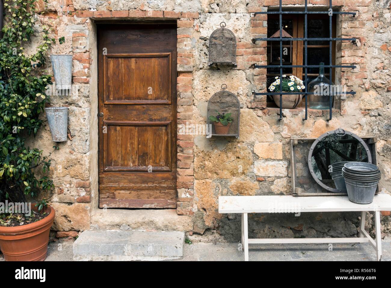 Alte Tür ar die Straßen des alten kleinen italienischen Stadt. Toskana, Italien Stockfoto