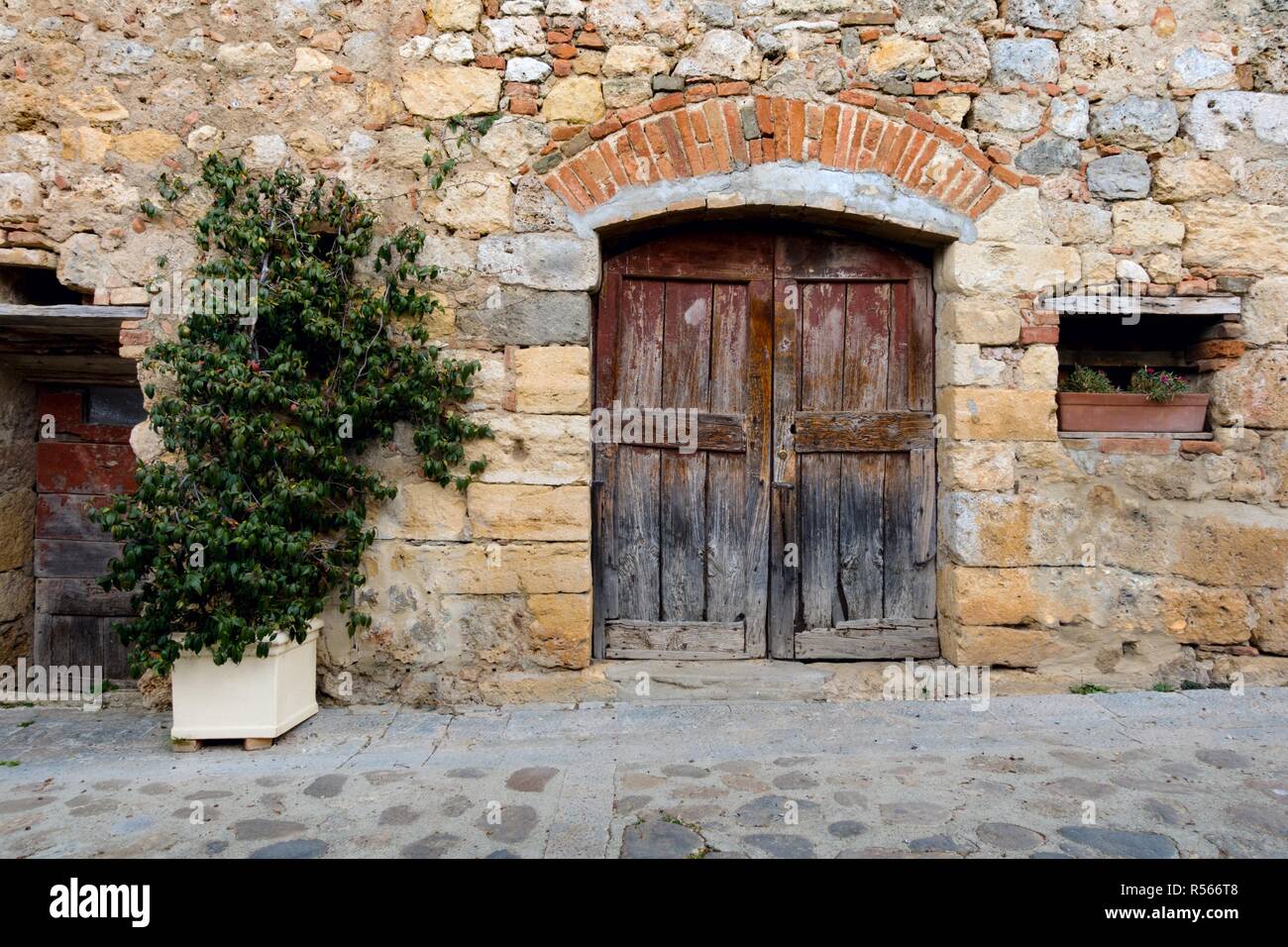 Alte Tür ar die Straßen des alten kleinen italienischen Stadt. Toskana, Italien Stockfoto