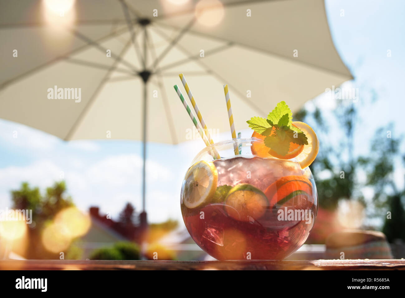 Sangria punch auf der Sommerterrasse Stockfoto