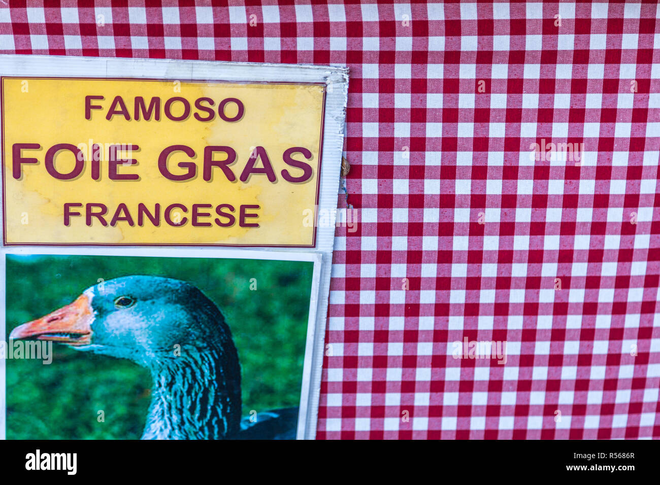 LUGO (RA), Italien - Oktober 13, 2018: Licht erleuchtet ist Zeichen der Französische Gänseleber für den Verkauf in touristischen französischen Markt Stockfoto