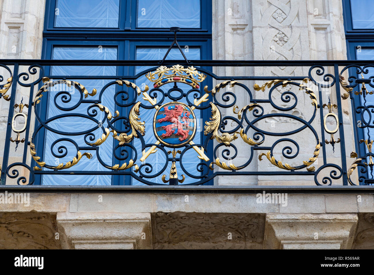Die Stadt Luxemburg, Luxemburg. Wappen auf Balkon Geländer aus der offiziellen Residenz des Großherzogs von Luxemburg. Stockfoto