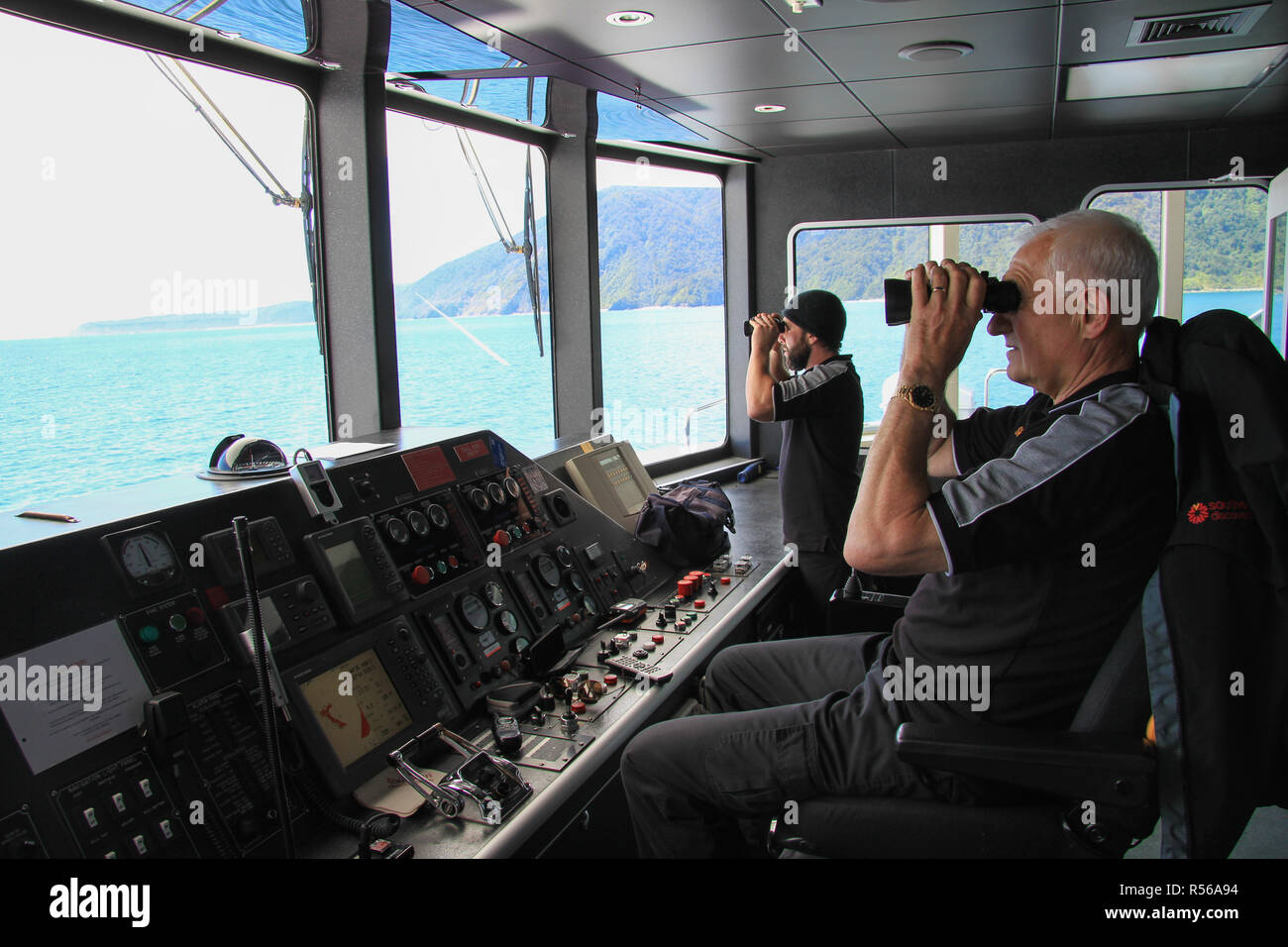Blick auf Schiffe Kapitän auf Kreuzfahrt auf dem Milford Sound, Neuseeland Stockfoto