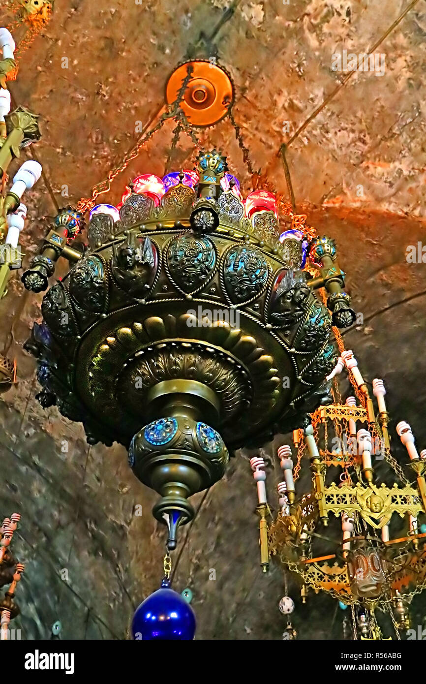 Lampe in der Kirche des Grabes des Hl. Maria auch Grab der Jungfrau in Kidron Tal am Fuße des Ölberg, Jerusalem, Israel Stockfoto