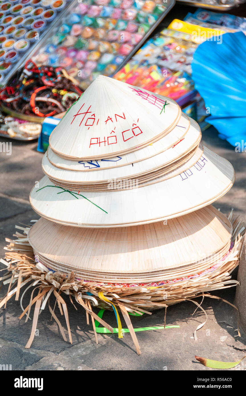 Stapel von Stroh konischen Hüte oder Coolie Hats zum Verkauf im freien Markt in Hoi An, Vietnam Stockfoto