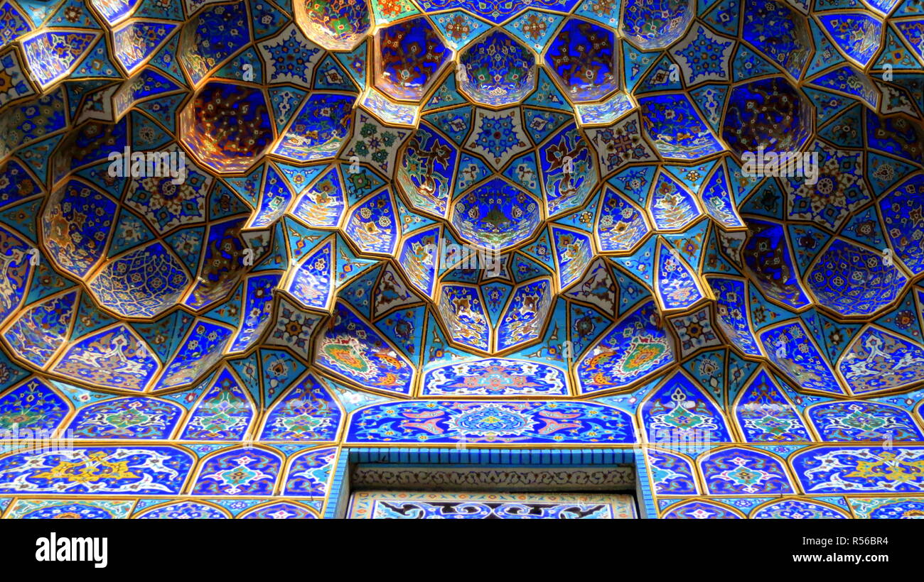 Fliese Dekor über dem Eingangsportal der Shah Cheragh Heiligtum in Shiraz - Stockfoto