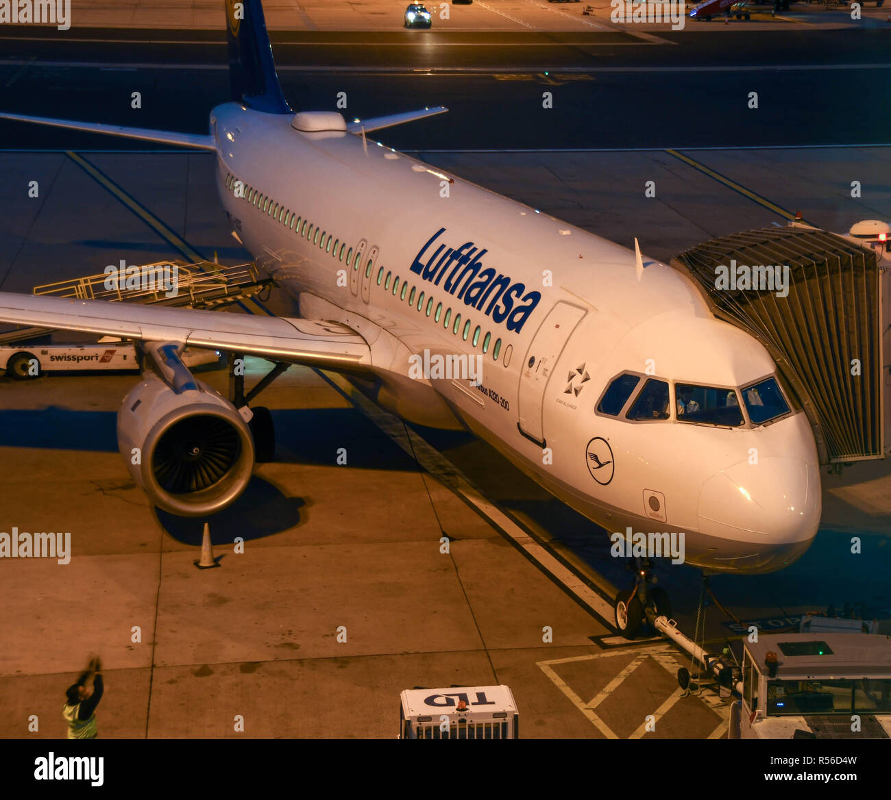 Airbus A320 Jet betrieben von Deutsche Lufthansa über zurück zu aus dem Terminal am Flughafen Birmingham. Stockfoto