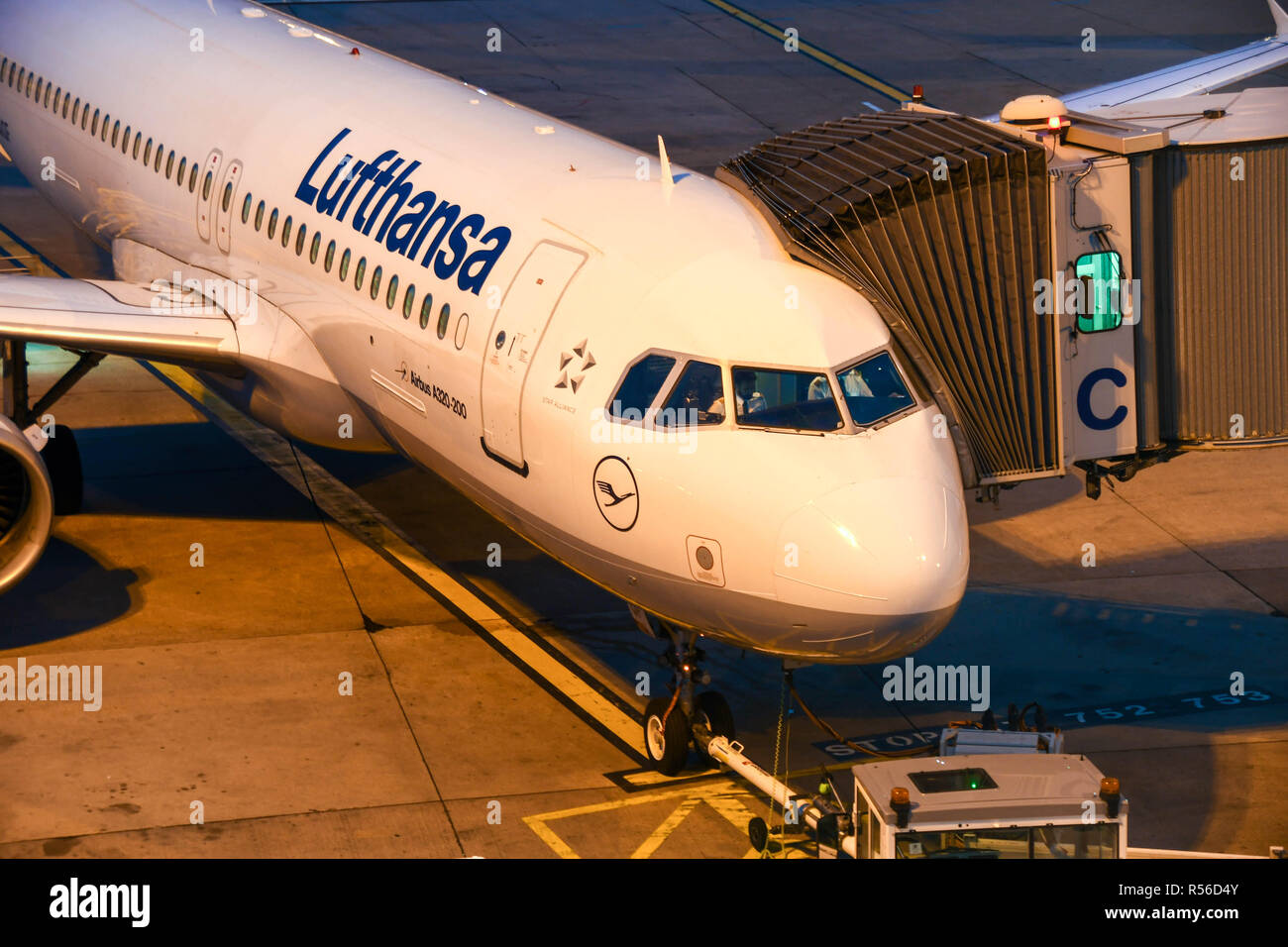 Airbus A320 Jet betrieben von Deutsche Lufthansa über zurück zu aus dem Terminal am Flughafen Birmingham. Stockfoto