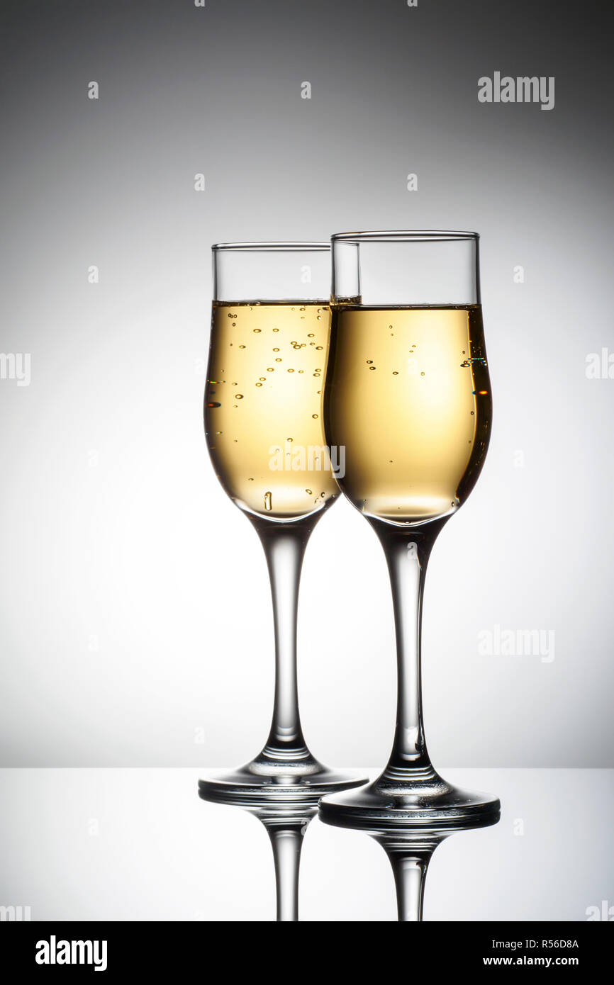 Zwei elegante Gläser mit Champagner Urlaub Karte Weihnachten, Neujahr, Hochzeit. Feier Konzept Werbung Design Stockfoto