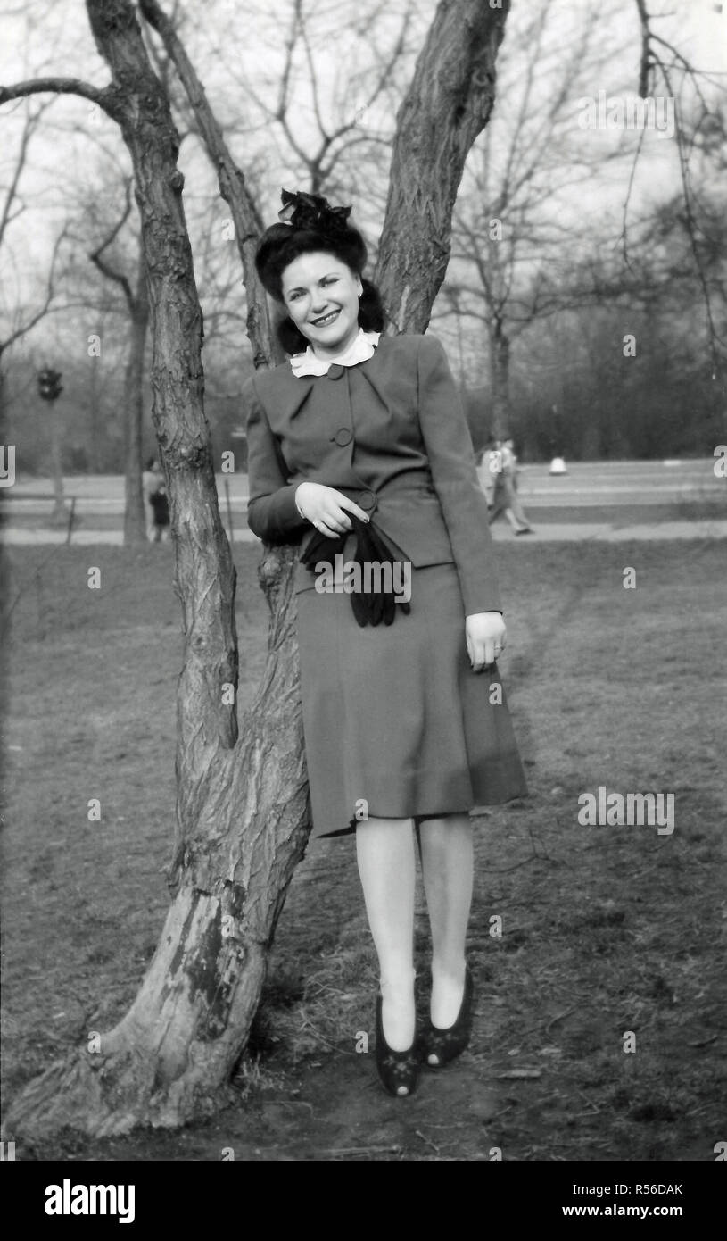 USA junge Frau draußen C. 1944 in einem städtischen Park, vintage Foto. Stockfoto