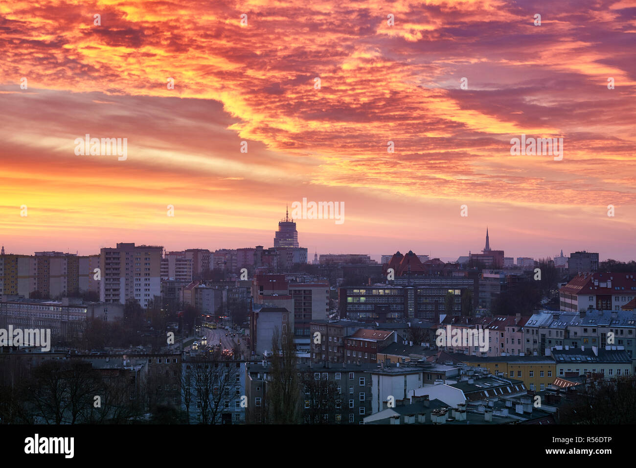 Lila Sonnenaufgang über Stadt Stettin, Polen. Stockfoto