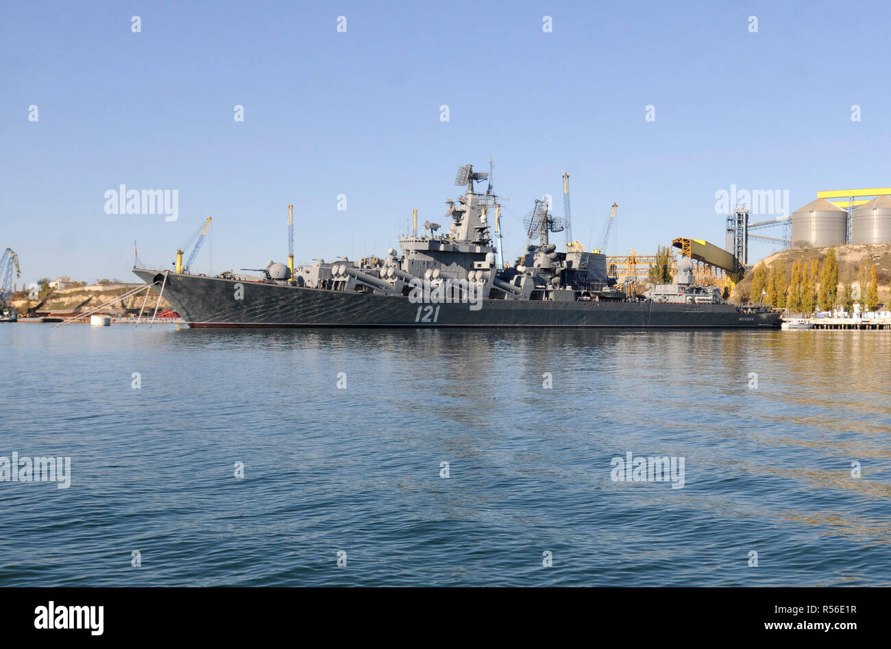 November 2008, Sewastopol, Krim: ein Russisches Kriegsschiff, der Zerstörer Smetlivy, vom Schwarzen Meer Flotte im Hafen von Sewastopol. Navires de guerre Russes dans le Port de Sebastopol de Crimée. *** Frankreich/KEINE VERKÄUFE IN DEN FRANZÖSISCHEN MEDIEN *** Stockfoto