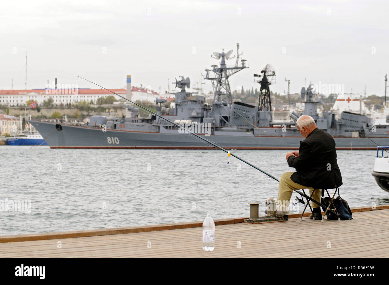 November 2008, Sewastopol, Krim: ein Russisches Kriegsschiff, der Zerstörer Smetlivy, vom Schwarzen Meer Flotte im Hafen von Sewastopol. Navires de guerre Russes dans le Port de Sebastopol de Crimée. *** Frankreich/KEINE VERKÄUFE IN DEN FRANZÖSISCHEN MEDIEN *** Stockfoto