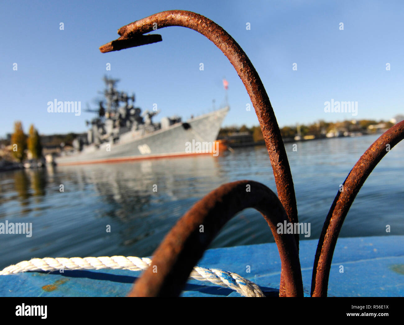 November 2008, Sewastopol, Krim: ein Russisches Kriegsschiff aus dem Schwarzen Meer Flotte im Hafen von Sewastopol. Navires de guerre Russes dans le Port de Sebastopol de Crimée. *** Frankreich/KEINE VERKÄUFE IN DEN FRANZÖSISCHEN MEDIEN *** Stockfoto