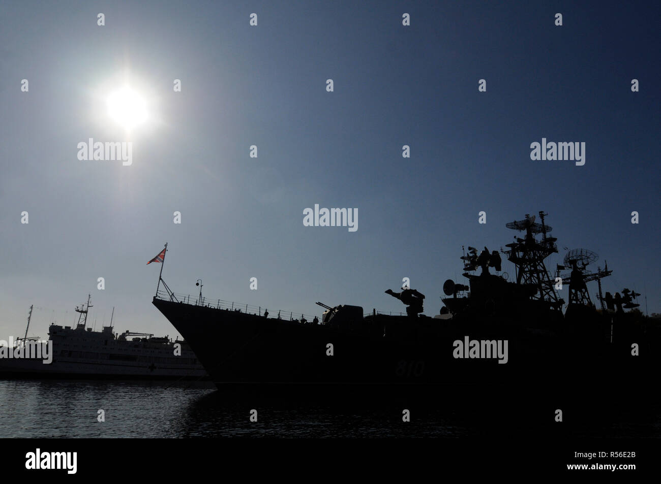 November 2008, Sewastopol, Krim: Silhouette einer russischen Kriegsschiff, der Zerstörer Smetlivy, vom Schwarzen Meer Flotte im Hafen von Sewastopol. Navires de guerre Russes dans le Port de Sebastopol de Crimée. *** Frankreich/KEINE VERKÄUFE IN DEN FRANZÖSISCHEN MEDIEN *** Stockfoto