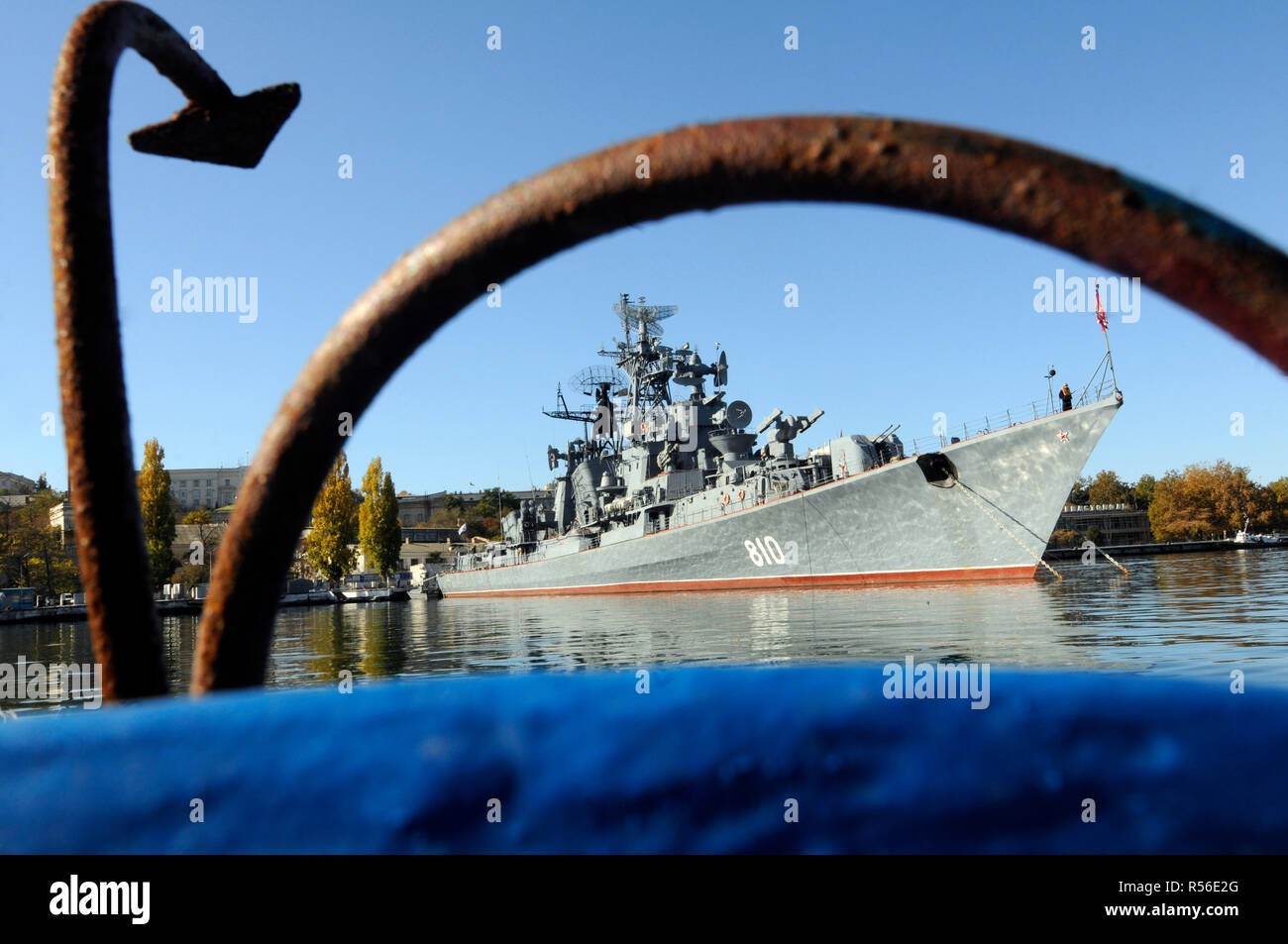 November 2008, Sewastopol, Krim: ein Russisches Kriegsschiff aus dem Schwarzen Meer Flotte im Hafen von Sewastopol. Navires de guerre Russes dans le Port de Sebastopol de Crimée. *** Frankreich/KEINE VERKÄUFE IN DEN FRANZÖSISCHEN MEDIEN *** Stockfoto