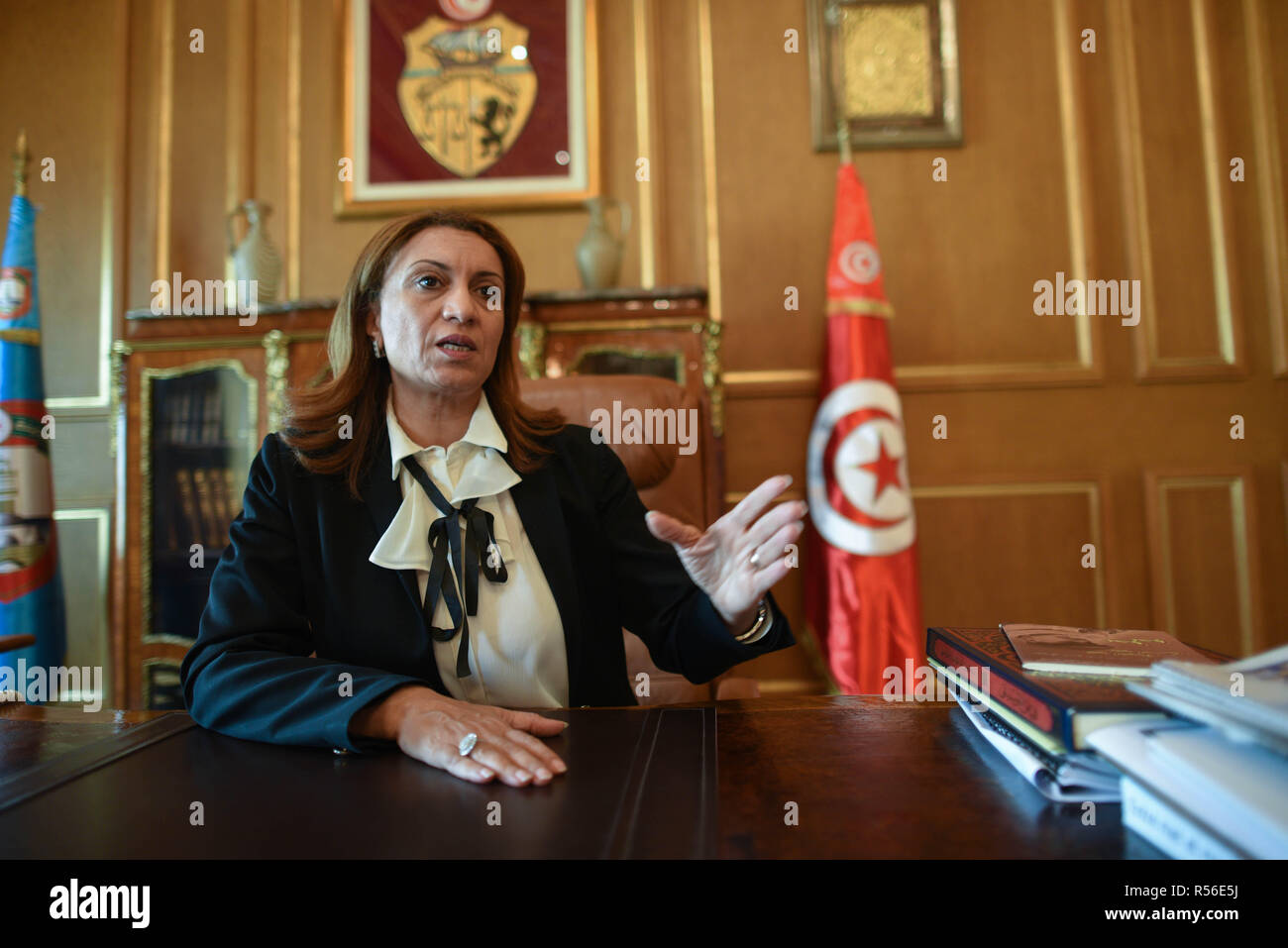 November 16, 2018 - Tunis, Tunesien: Portrait von souad Abderrahim, der Bürgermeister der Gemeinde von Tunis. Souad Abderrahim wurde mit Unterstützung der islamistischen Ennahda Partei gewählt, sondern Sie sagt, dass Sie unterstützt ein Gesetz, dass gleiche Erbrecht, den Frauen und Männern geben würde. Tunesischer Politiker debattieren, ein neues Gesetz zu geben, beide Geschlechter gleich Erbrecht, die Reform der gegenwärtigen islamischen würde inspirierten Code, das dafür sorgt, dass ein Mann erhält das Doppelte einer womanÕs Anteil der Erbe. Portrait de Souad Abderrahim, Premiere femme a etre Maire de Tunis, dans son Bureau. *** Frankreich/KEINE S Stockfoto