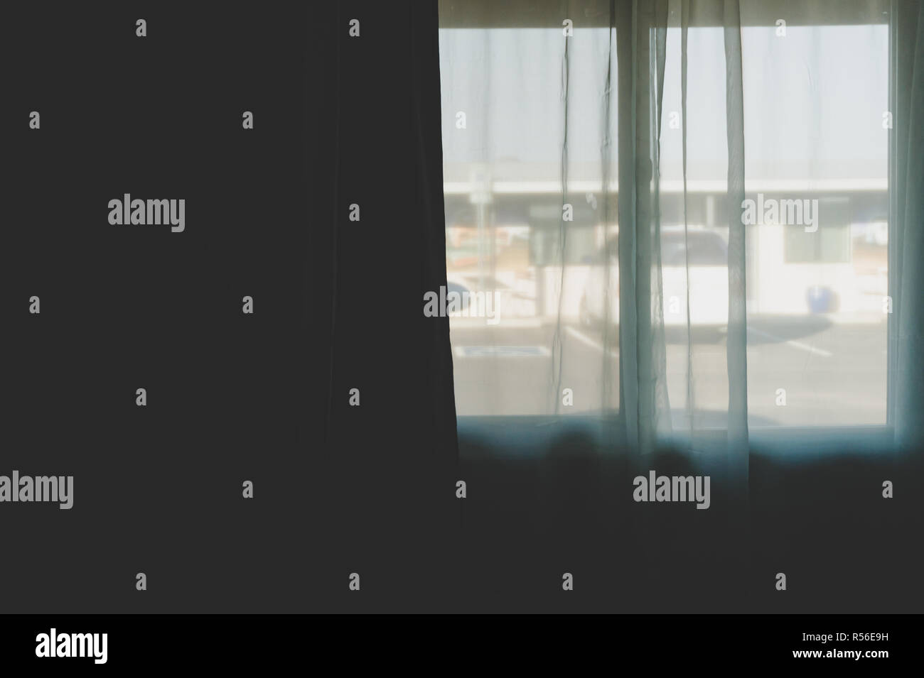 Fenster der amerikanischen Motel mit Blick auf den Parkplatz, von innen abgedunkelten Zimmer gesehen. Zimmer für Kopie Stockfoto