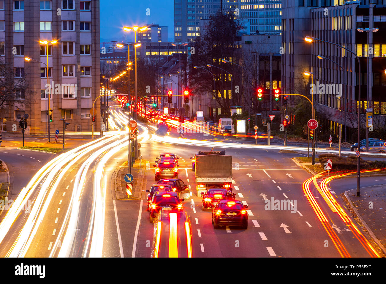 Abend Stadtverkehr in Essen, Deutschland, große Kreuzung, der Bismarckstraße, B 224, Friedrichstrasse und Hohenzollernstraße, diesem Bereich würde auch Stockfoto
