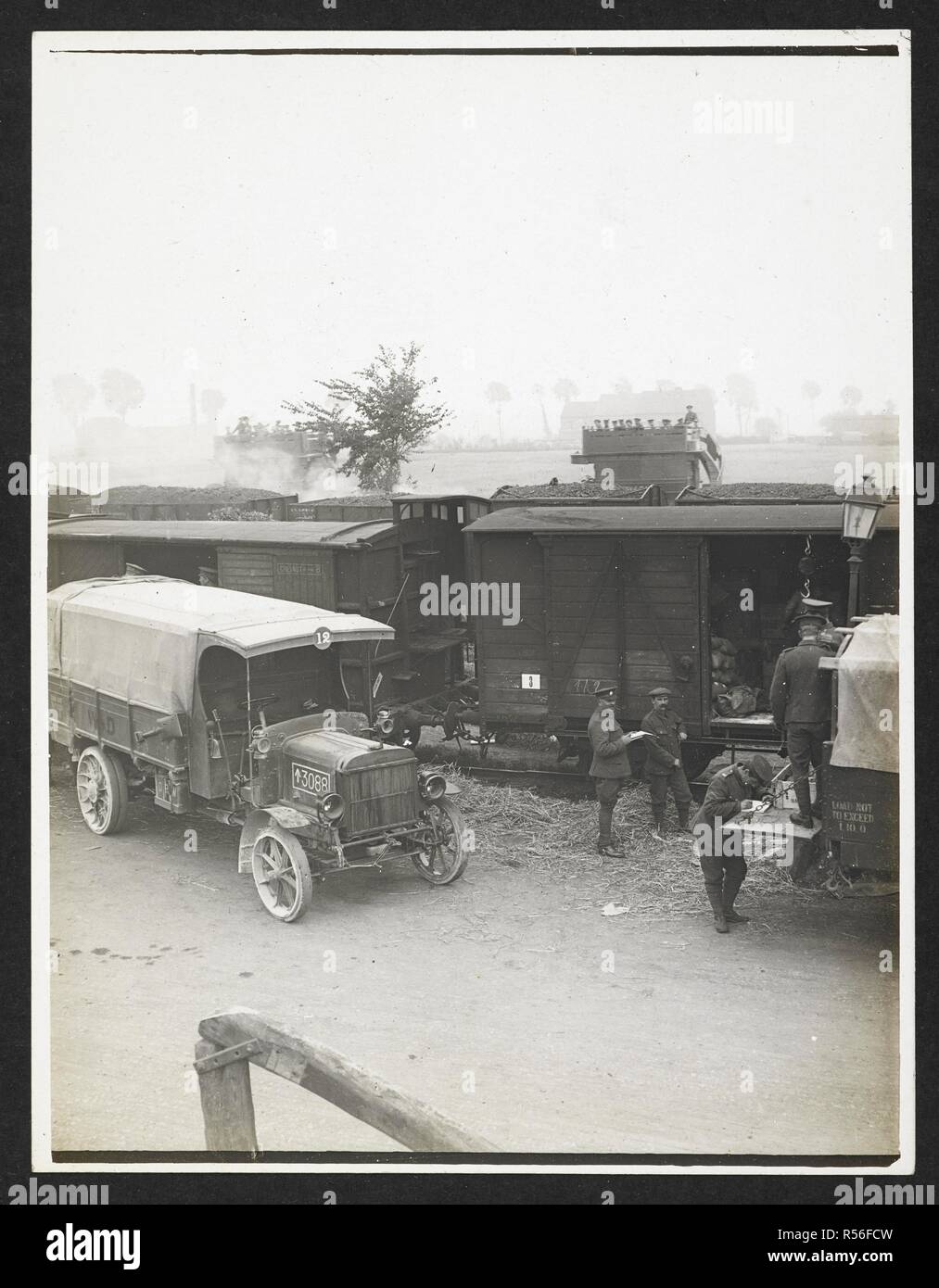 Laden einer Versorgung in Spalten des Schienenkopfes [Aire, Frankreich], 25. Juli 1915. Aufzeichnung der indischen Armee in Europa während des Ersten Weltkrieges. 20., 25. Juli 1915. Gelatine Silber gedruckt. Quelle: Foto 24 / (102). Autor: Dhaka, H. D. Stockfoto