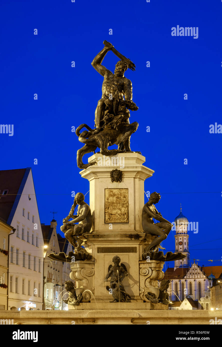 Hercules Brunnen, Kirche St. Ulrich und Afra auf der Rückseite, Dämmerung, Augsburg, Schwaben, Bayern, Deutschland Stockfoto
