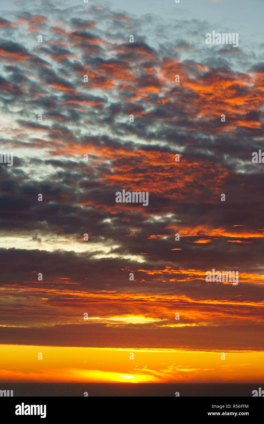 Leuchtende Himmel über dem Pazifischen Ozean bei Sonnenuntergang, Insel Chiloé, Chile Stockfoto