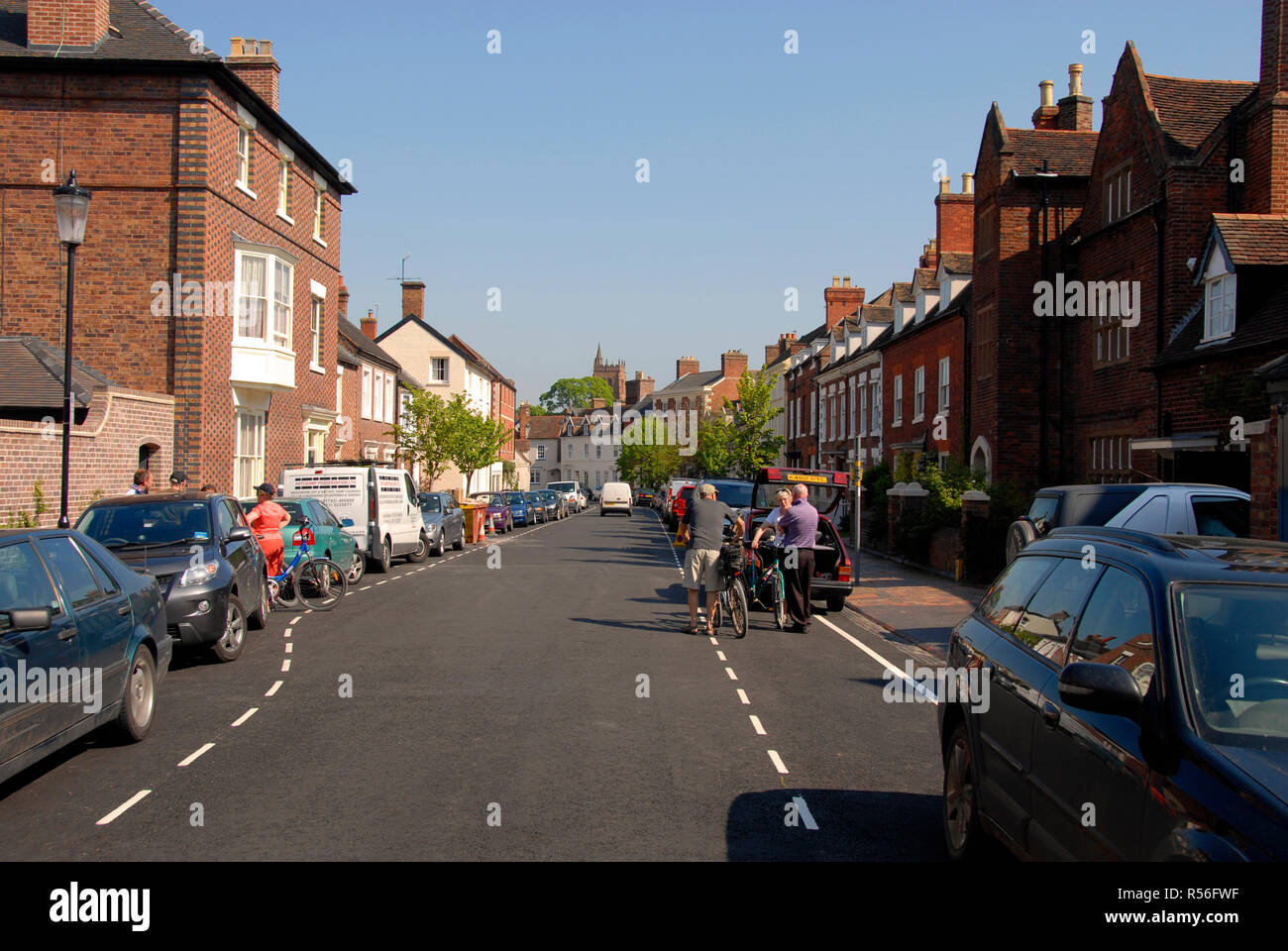 Ruhigen Straße in Bridgnorth, Shropshire, England, mit Fahrzeuge geparkt auf beiden Seiten. Stockfoto