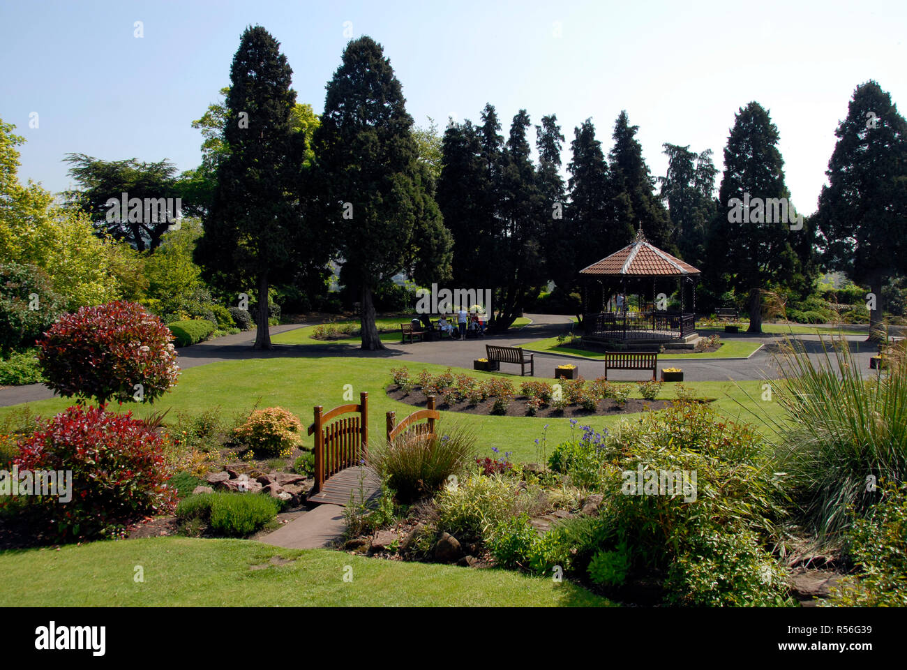 Schlossgärten, Bridgnoth, Shropshire, England, mit Rasen, Bäumen und Musikpavillon. Stockfoto