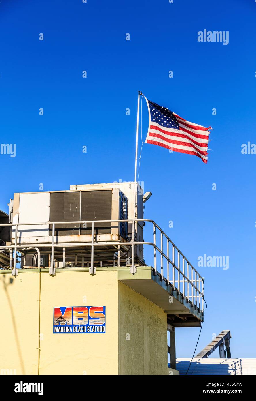 Amerikanische Flagge auf Madeira Beach Seafood Stockfoto