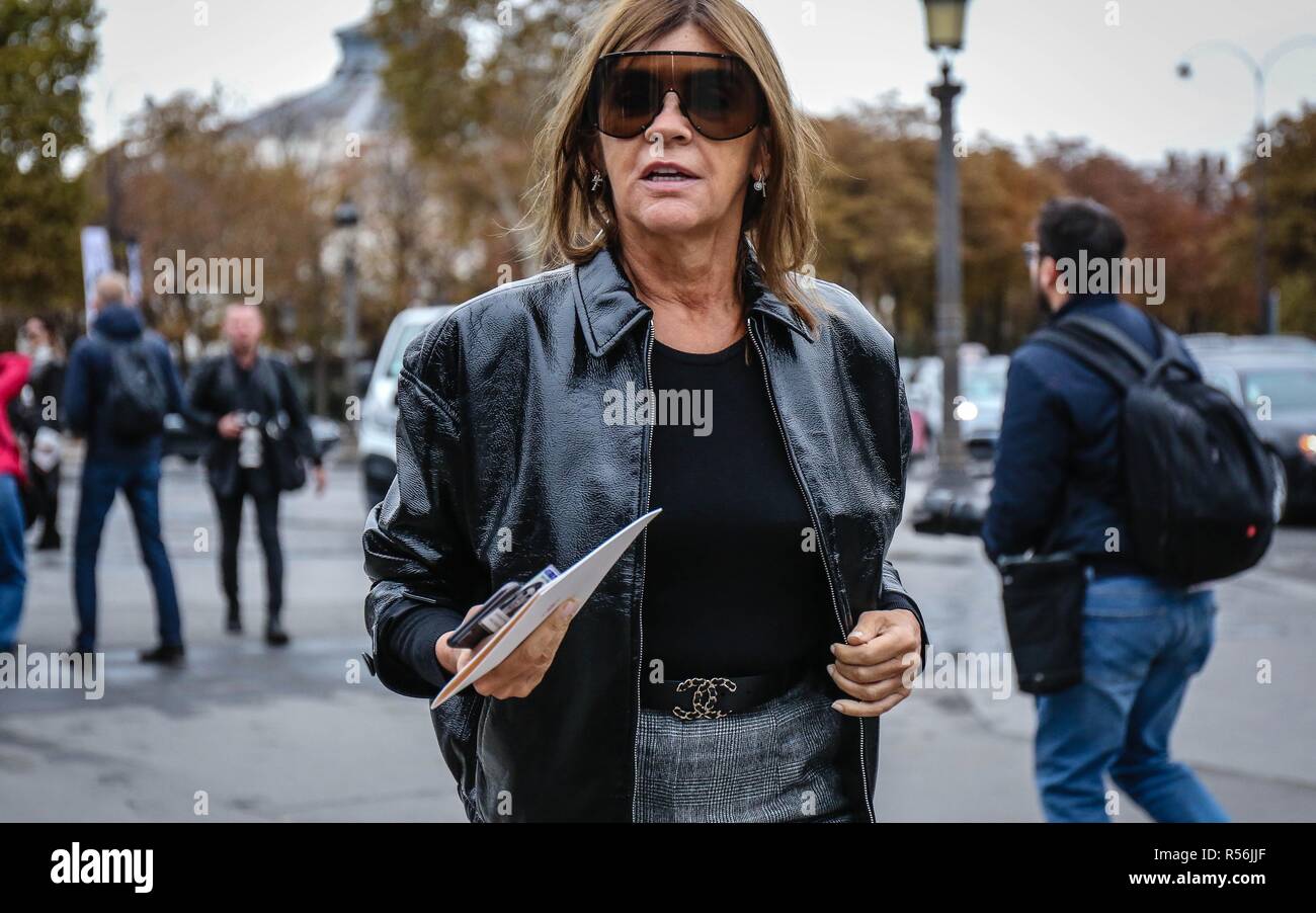 PARIS, Frankreich, 2. Oktober 2018: Carine Roitfeld auf der Straße während der Pariser Modewoche. Stockfoto