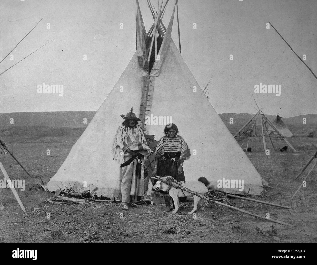 Indian Chief mit seiner Frau vor ihrem Zelt, historisches Foto, Vereinigte Staaten von Amerika Stockfoto