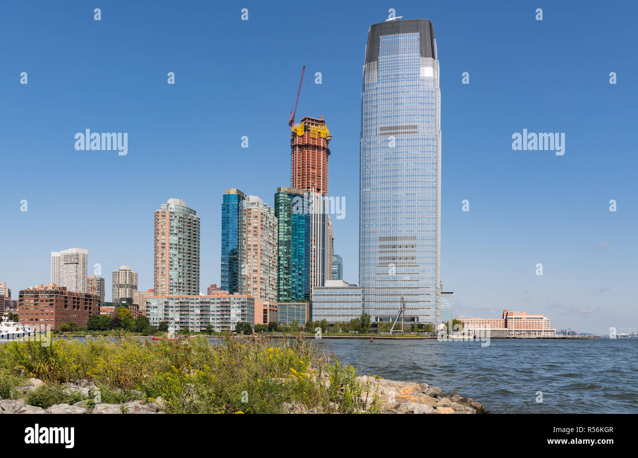 JERSEY CITY, NJ - 29. SEPTEMBER 2018: Jersey City, New Jersey Skyline entlang des Hudson River. Stockfoto