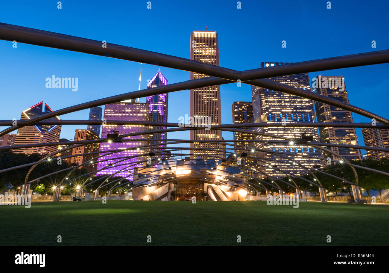 Nacht in Jay Pritzger Pavillion im Millennium Park in Chicago, Illinois Stockfoto