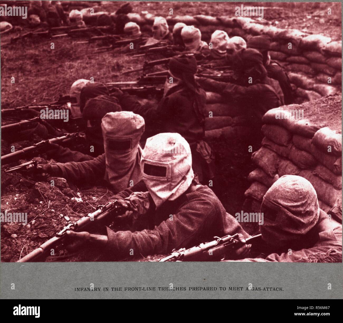 Infanterie in der front-line Gräben Vorbereitung einer Gas-Angriff zu erfüllen. Eine Szene von Manövern. 1915. "Indien Büro offiziellen Aufzeichnungen des Großen Krieges". 22-Apr-21. Die Fotos erscheinen in einer Vielzahl von Größen, Formen und Farben, einschliesslich Schattierungen von Blau, Grün und Braun. Sie Erfassen von Szenen des militärischen Lebens, die von der Indischen und die britische Armee in Frankreich während des Ersten Weltkrieges erlebt. Die Kampfszenen sind nicht real, sondern inszeniert von maneouvres. Quelle: Foto 21 / (78). Autor: Dhaka, H. D. Stockfoto