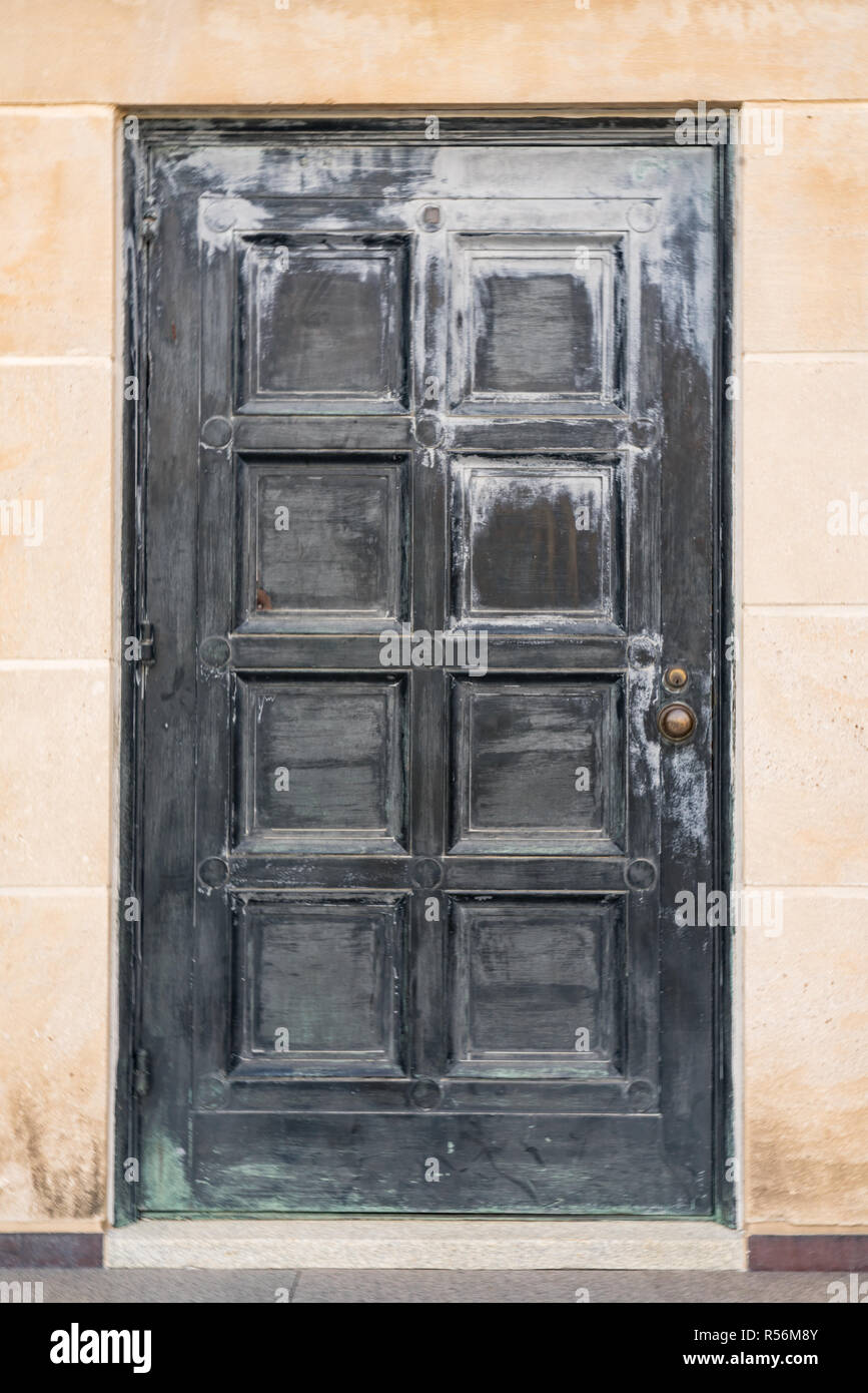 Alte verwitterte schwarzen Tür auf Gebäude Stockfoto