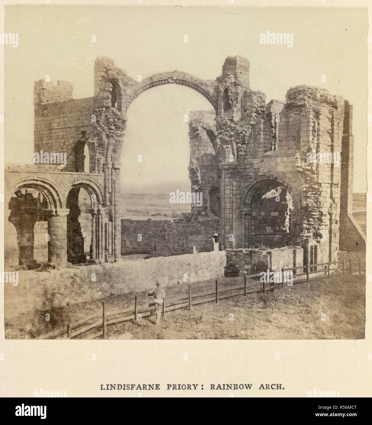 Lindisfarne Priory: Rainbow arch. Abteien und Schlösser von Großbritannien Ruiniert... Die. London 1862, 64. Lindisfarne Priory: Rainbow arch. Bild aus Ruiniert Abteien und Schlösser von Großbritannien die fotografische Abbildungen von Bedford, Sedgfield, Wilson, Fenton, und andere. (Zweite Reihe. Von W. Howitt.). Ursprünglich veröffentlicht in London, 1862, 64 produziert. . Quelle: C.44. d.7, 58. Sprache: Englisch. Stockfoto