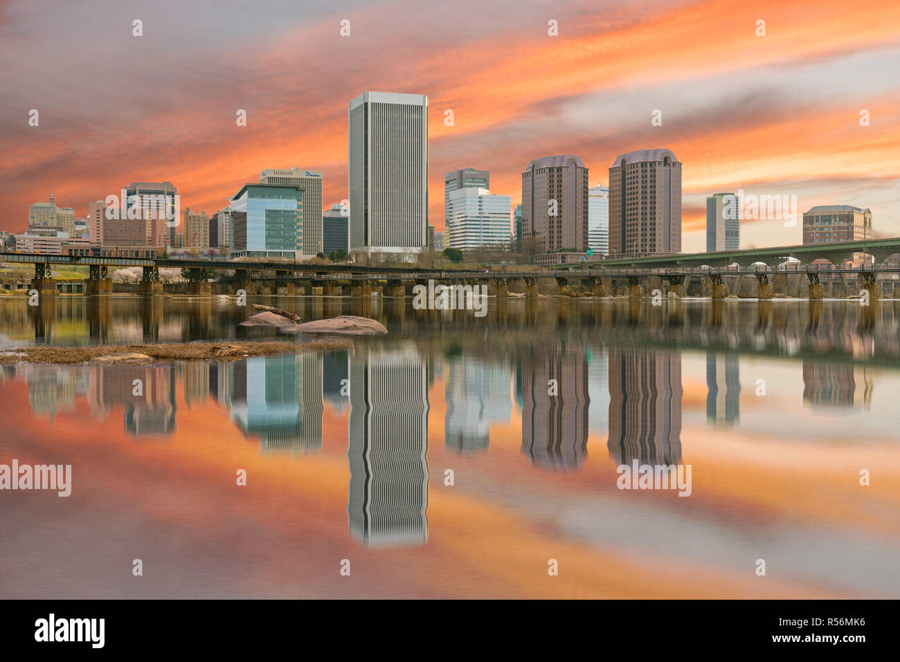 Reflexion der Richmond, Virginia morgen City Skyline entlang der James River. Stockfoto