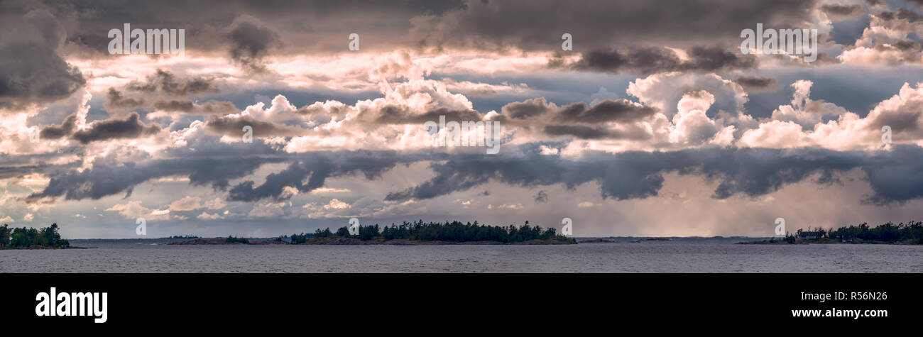 Dramatischer Mix aus Wolken am Abend über Inseln in der Georgian Bay, Ontario, Kanada Stockfoto