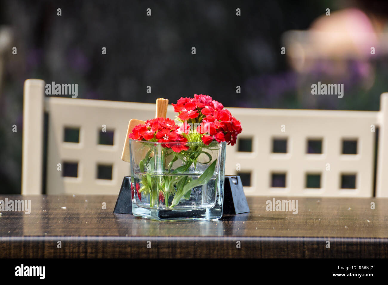 Dekoratives florale Mittelstück auf einem Tisch im Freien Stockfoto