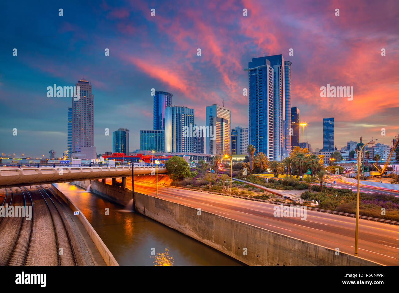 Tel Aviv. Stadtbild Bild von Ramat Gan, Tel Aviv, Israel während dramatischer Sonnenaufgang. Stockfoto