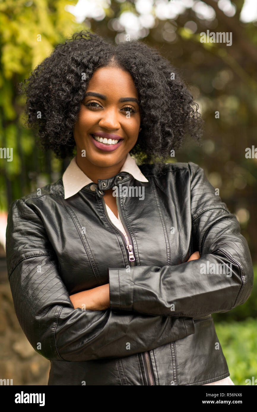Schöne zuversichtlich Afrikanische amerikanische Frau außerhalb Lächelnd Stockfoto