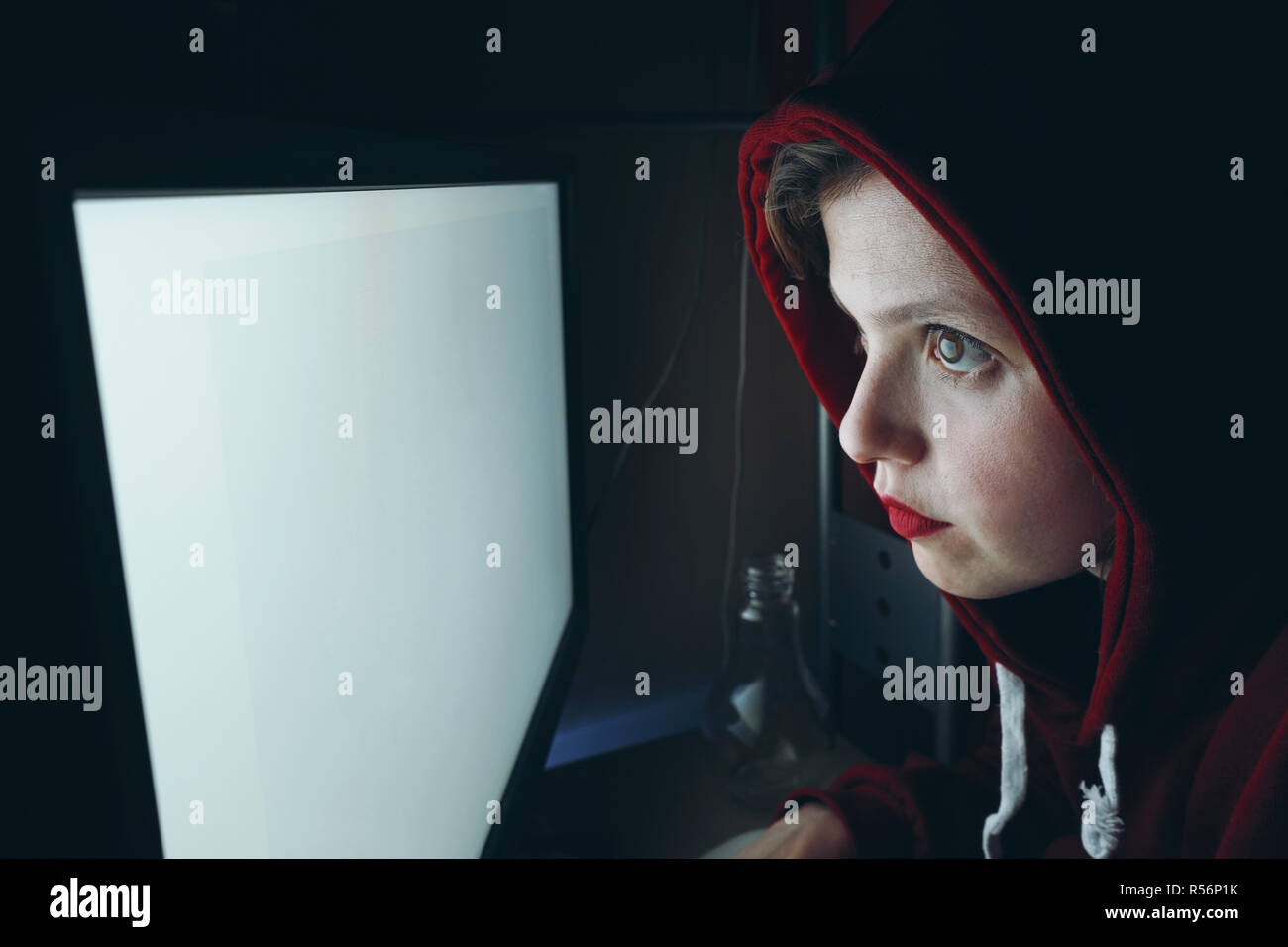 Junge hacker Frau vor einem weißen pc-Bildschirm Stockfoto