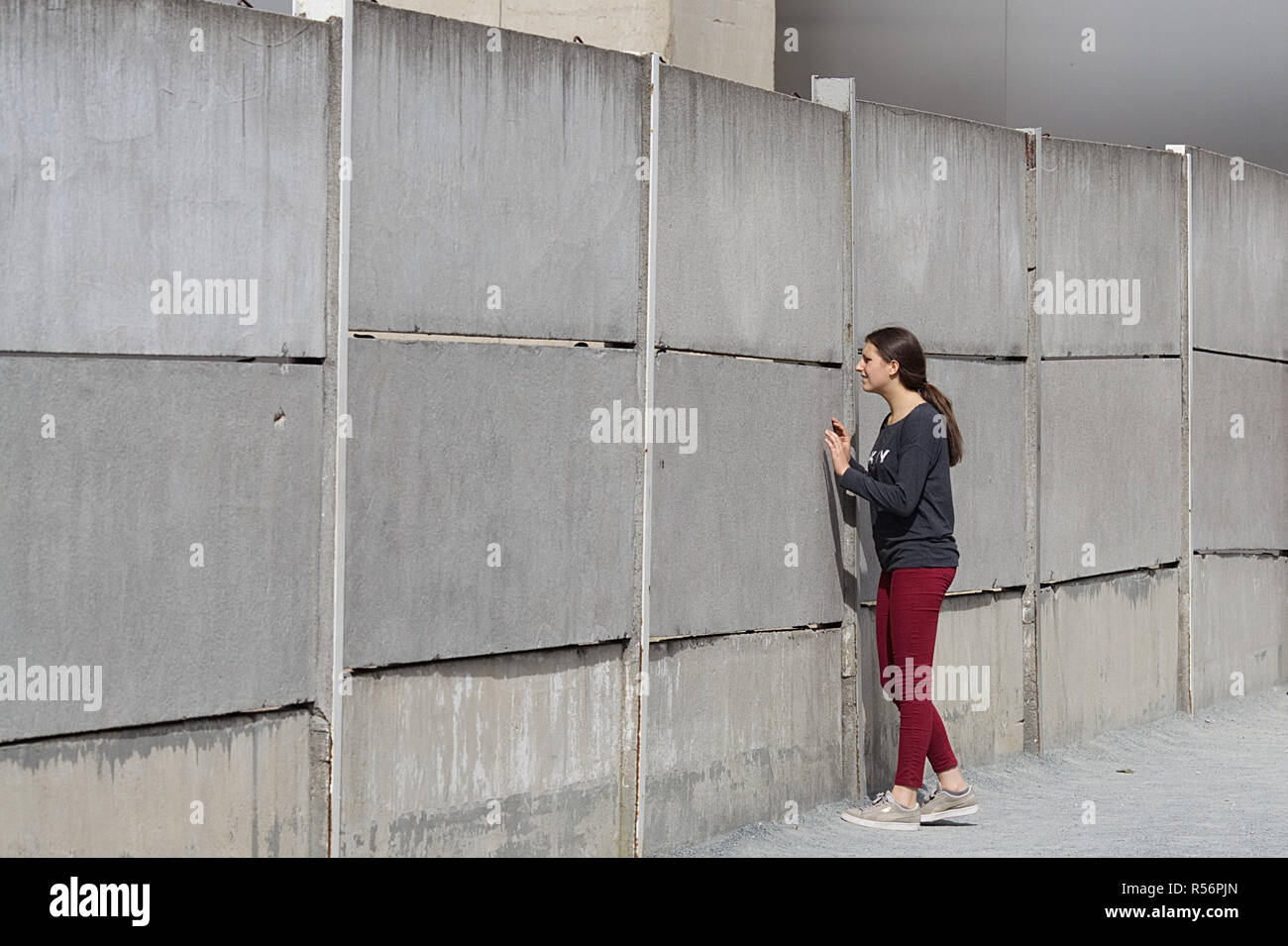 Einsame Dame durch die Betonwand in ein Konzentrationslager Berlin Deutschland Suche Stockfoto