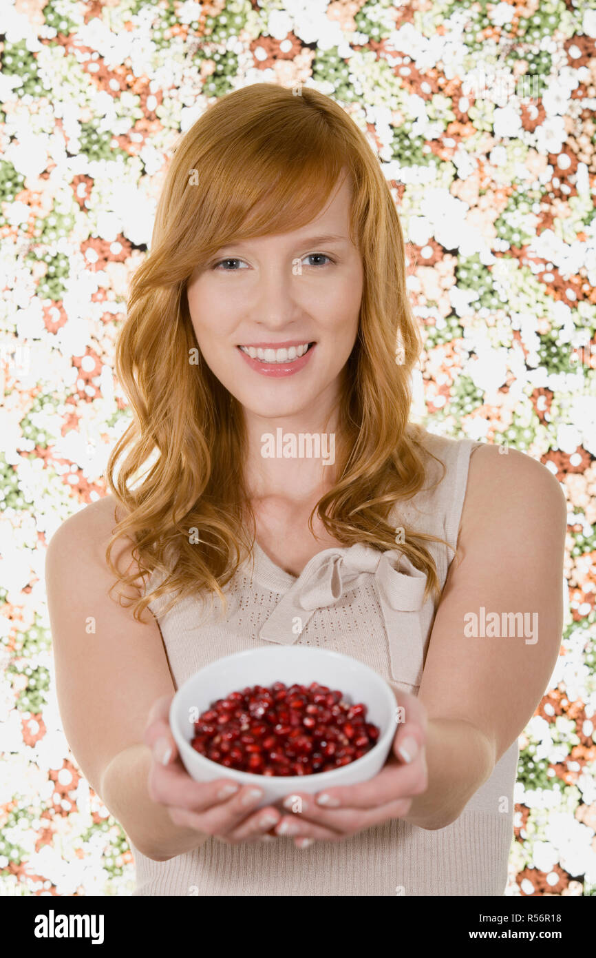 Frau mit Schale mit Granatapfelkernen Stockfoto