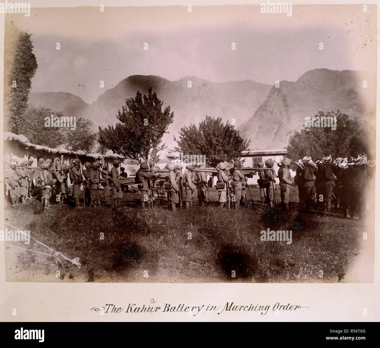 Die kahar Batterie in Marschordnung. 29 May 1885 [Albumen print, 260 x 196 mm]. Album von 'Fotografien, Gilgit und Chitral, Yassin, Mastuch, & Ca." [ Gilgit Mission]. Die Fotos sind als von Indien im August 1886 an den Staatssekretär gesendet wurde aufgezeichnet., August 1886. Quelle: Foto 1040/34. Autor: Giles, George Michael James. Stockfoto