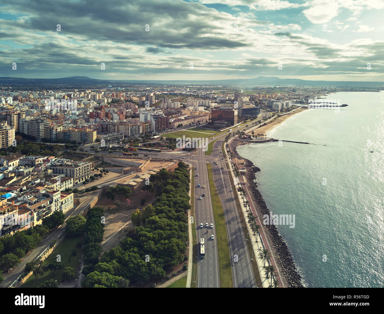 Antenne panorama Palma de Mallorca Stadtbild. Städtische Szene mit Straßen entlang Palmen gesäumten Strandpromenade ruhigen Mittelmeer. Spanien Stockfoto